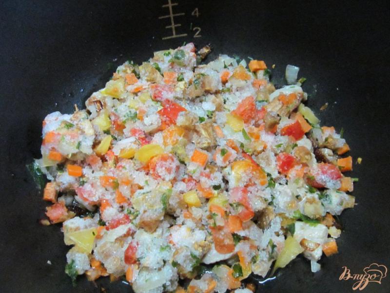Фото приготовление рецепта: Рагу из свинины с замороженными овощами в мультиварке шаг №4