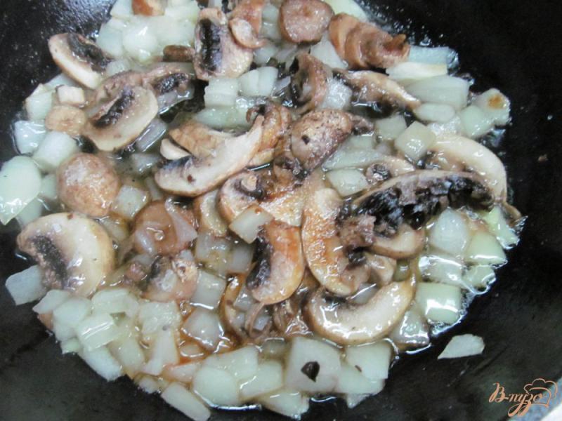 Фото приготовление рецепта: Галета с грибами и брокколи шаг №3