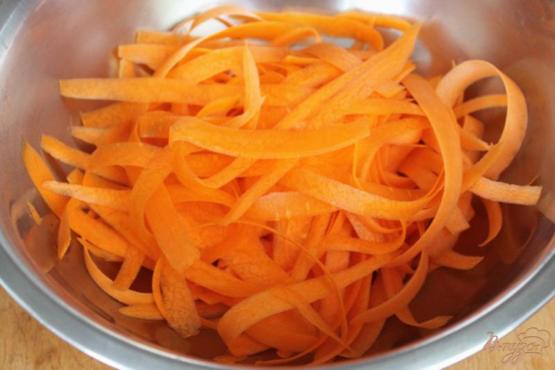 Фото приготовление рецепта: Морковный салат с бужениной и горчичным соусом. шаг №1