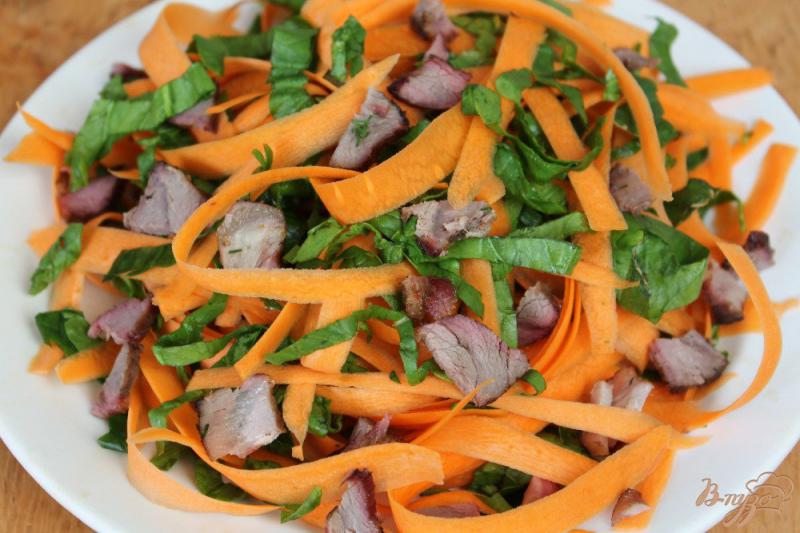 Фото приготовление рецепта: Морковный салат с бужениной и горчичным соусом. шаг №5