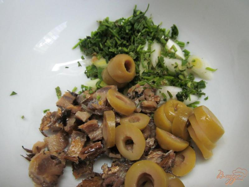 Фото приготовление рецепта: Салат со шпротами и свеклой шаг №3