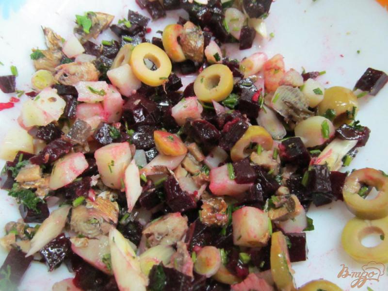 Фото приготовление рецепта: Салат со шпротами и свеклой шаг №5
