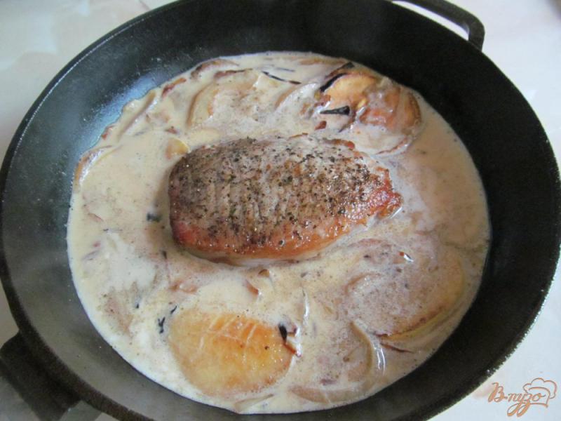 Фото приготовление рецепта: Свиная отбивная под яблочно-луковым соусом шаг №5