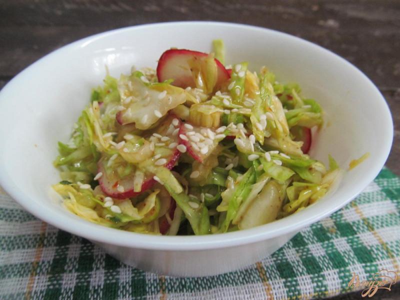 Фото приготовление рецепта: Капустный салат с редисом шаг №5