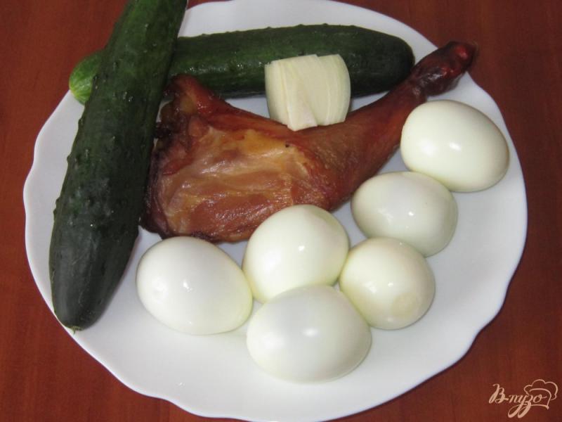 Фото приготовление рецепта: Салат яичный с огурцом и копченым окорочком шаг №1