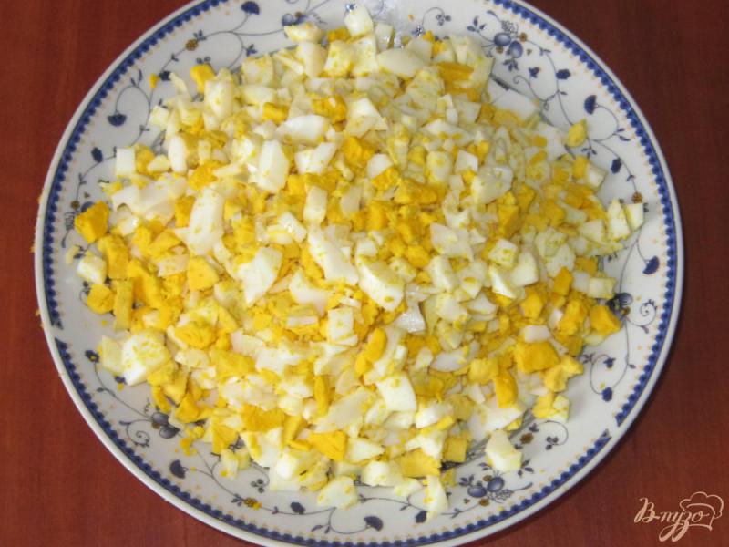 Фото приготовление рецепта: Салат яичный с огурцом и копченым окорочком шаг №2