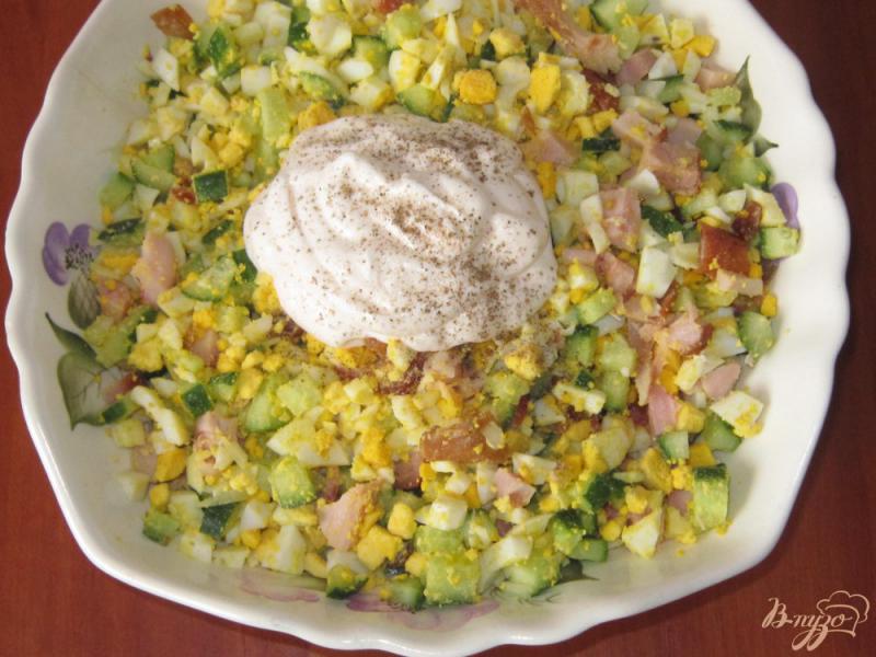 Фото приготовление рецепта: Салат яичный с огурцом и копченым окорочком шаг №4