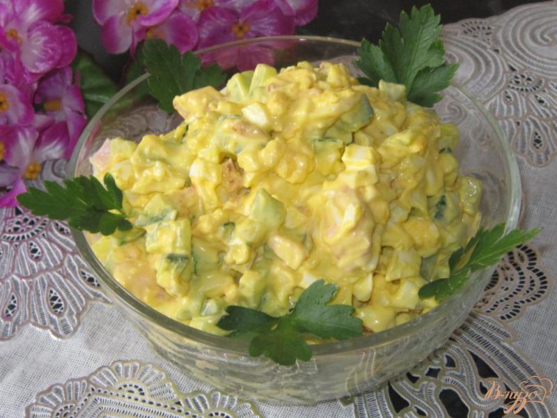 Фото приготовление рецепта: Салат яичный с огурцом и копченым окорочком шаг №5