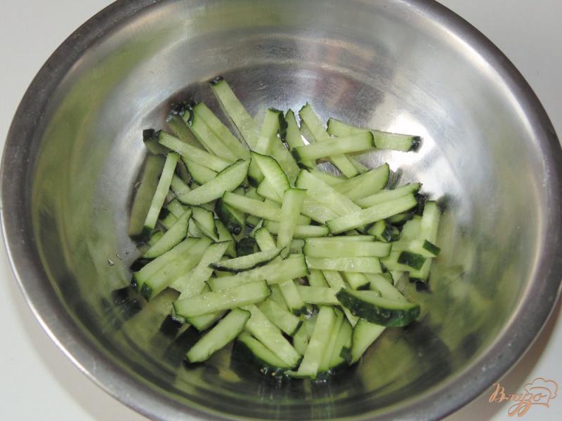 Фото приготовление рецепта: Салат из редиса, огурца и мягкого сыра шаг №1