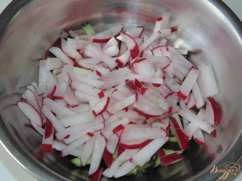 Фото приготовление рецепта: Салат из редиса, огурца и мягкого сыра шаг №2