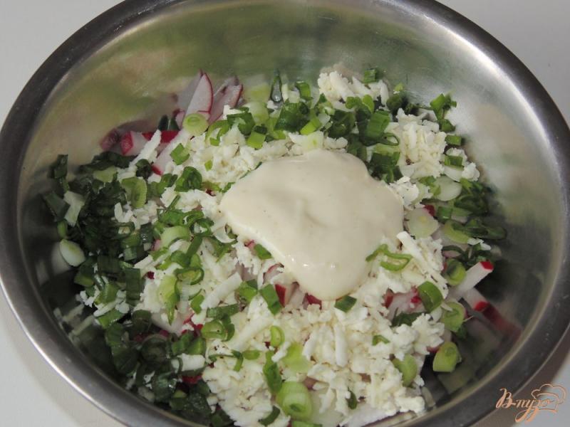 Фото приготовление рецепта: Салат из редиса, огурца и мягкого сыра шаг №4