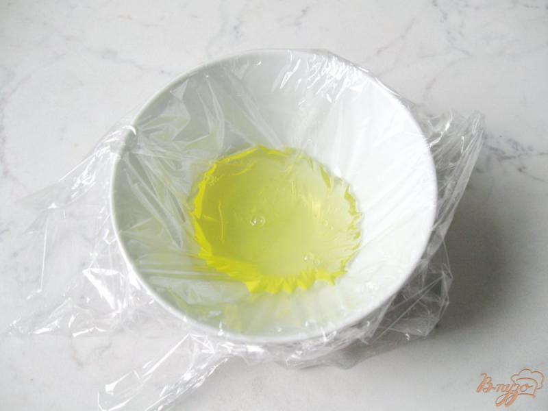 Фото приготовление рецепта: Яйцо пашот с перцем и зеленью шаг №2