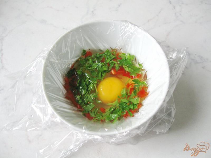 Фото приготовление рецепта: Яйцо пашот с перцем и зеленью шаг №5