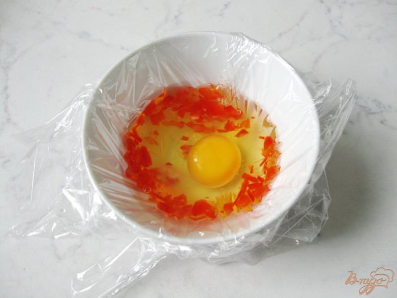 Фото приготовление рецепта: Яйцо пашот с перцем и зеленью шаг №4