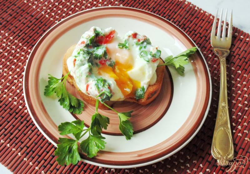 Фото приготовление рецепта: Яйцо пашот с перцем и зеленью шаг №8