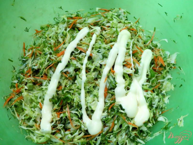 Фото приготовление рецепта: Салат из молодой капусты шаг №7