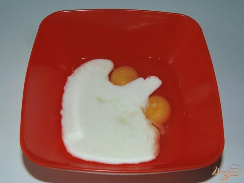 Фото приготовление рецепта: Заливной пирог с начинкой из яиц и зеленого горошка шаг №1