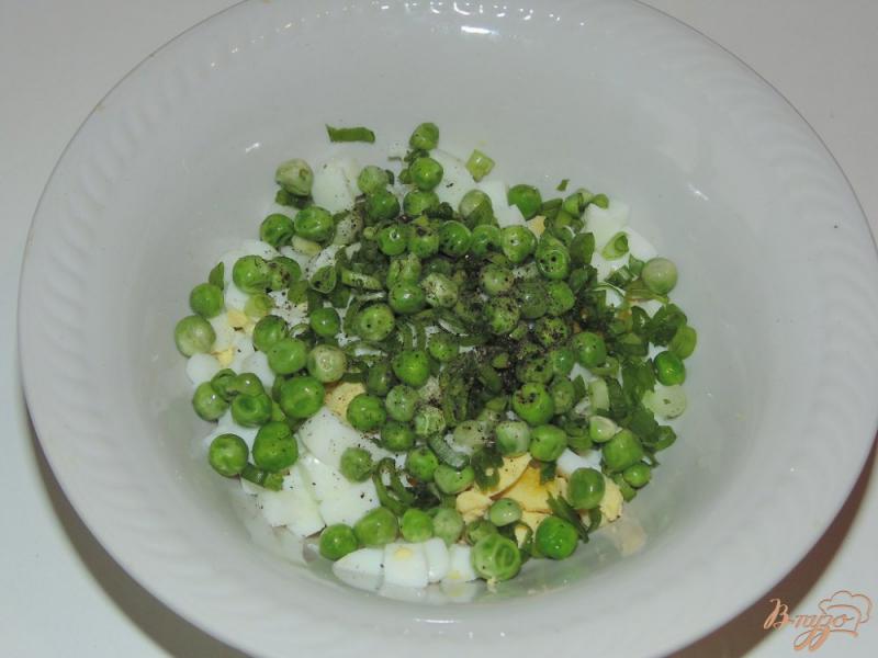 Фото приготовление рецепта: Заливной пирог с начинкой из яиц и зеленого горошка шаг №6