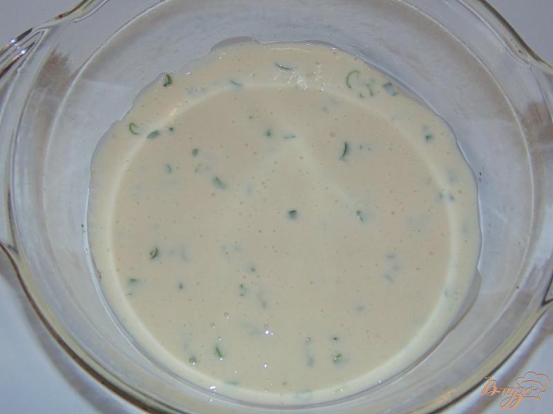 Фото приготовление рецепта: Заливной пирог с начинкой из яиц и зеленого горошка шаг №7