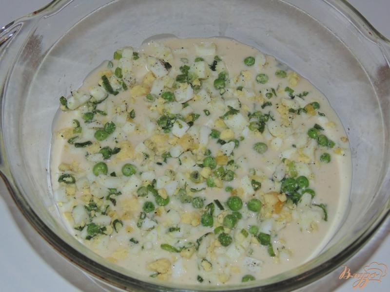 Фото приготовление рецепта: Заливной пирог с начинкой из яиц и зеленого горошка шаг №8