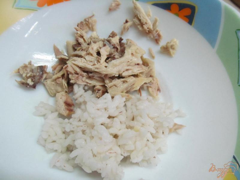 Фото приготовление рецепта: Салат из курицы с рисом и овощами шаг №1
