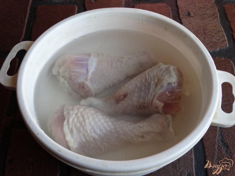 Фото приготовление рецепта: Куриные голени в хлебно-сырной панировке шаг №1