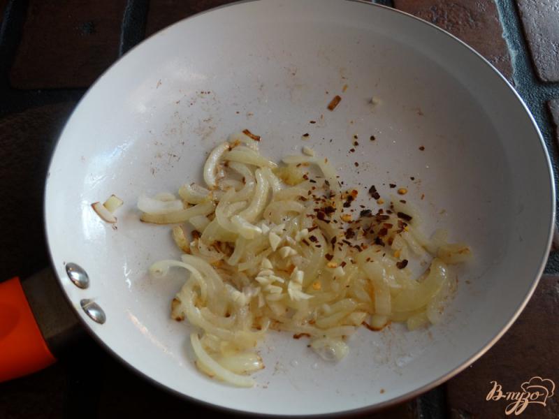 Фото приготовление рецепта: Салат с нутом и сыром шаг №4