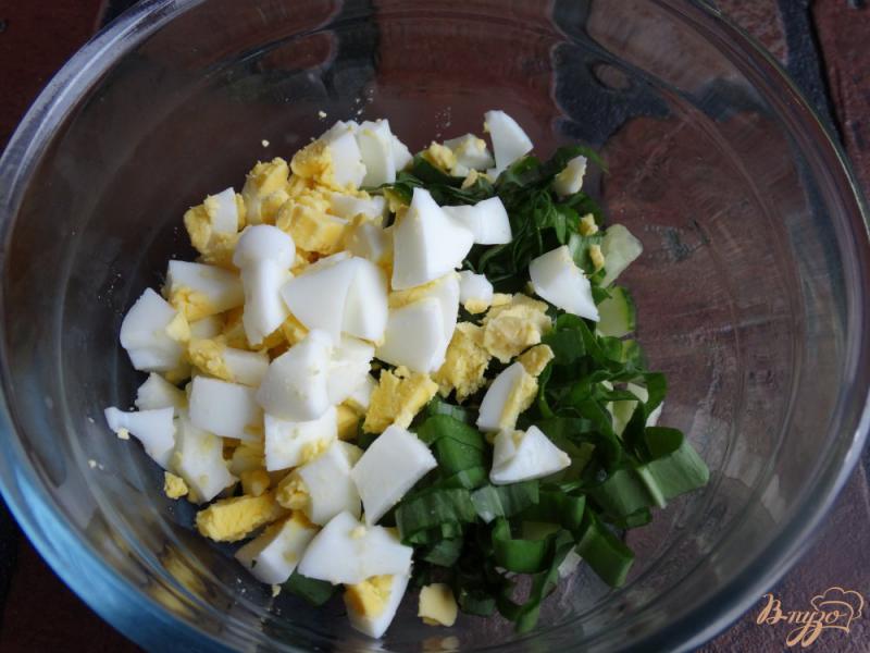 Фото приготовление рецепта: Салат с черемшой, яйцом, огурцом шаг №3