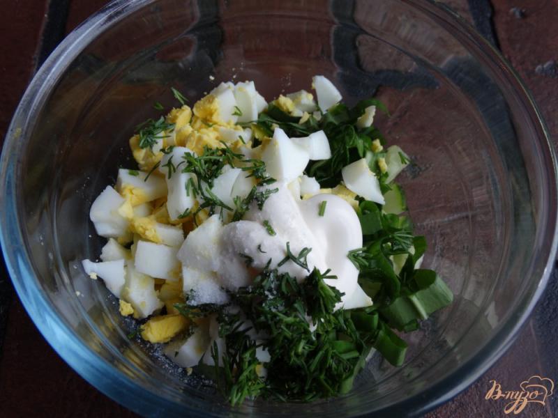 Фото приготовление рецепта: Салат с черемшой, яйцом, огурцом шаг №4