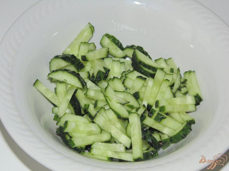 Фото приготовление рецепта: Салат из творога со свежим огурцом шаг №1