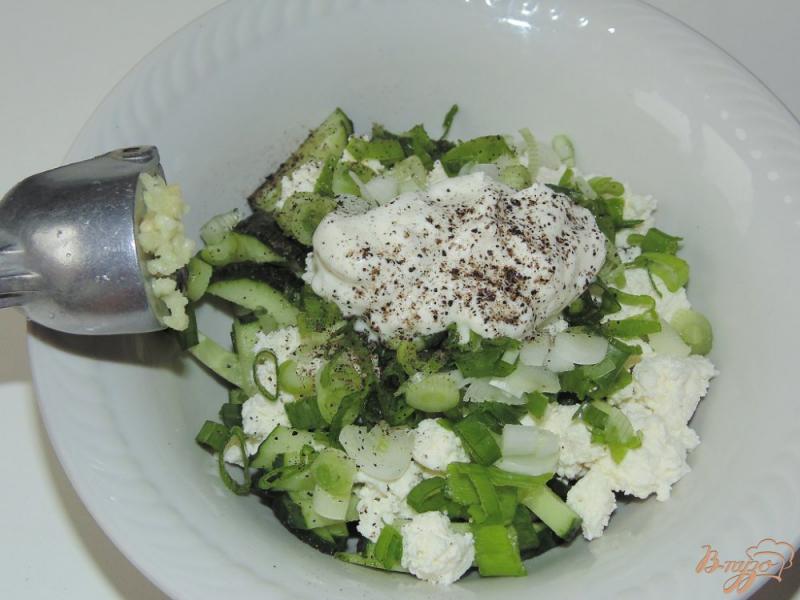 Фото приготовление рецепта: Салат из творога со свежим огурцом шаг №3