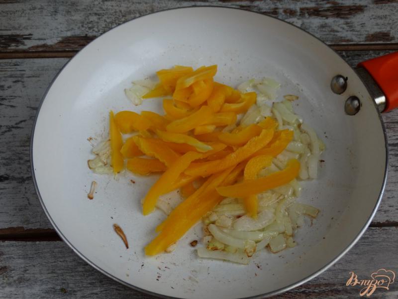 Фото приготовление рецепта: Теплый салат с пастой и маринованными грибами шаг №2
