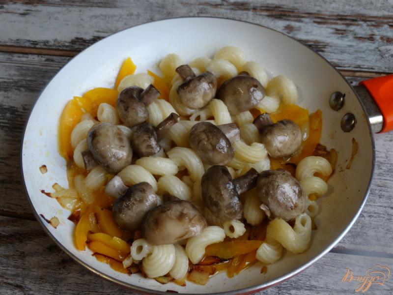 Фото приготовление рецепта: Теплый салат с пастой и маринованными грибами шаг №4