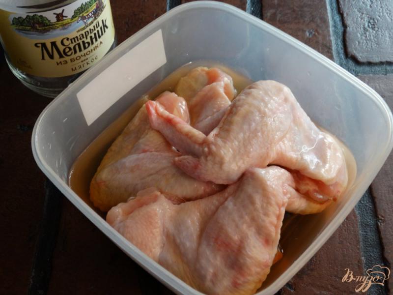 Фото приготовление рецепта: Крылышки маринованные в пиве шаг №2