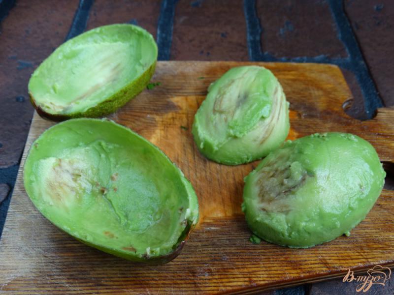 Фото приготовление рецепта: Салат с кальмаром в половинках авокадо шаг №1
