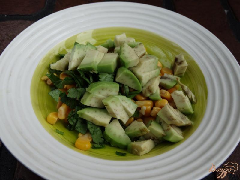 Фото приготовление рецепта: Салат с кальмаром в половинках авокадо шаг №3
