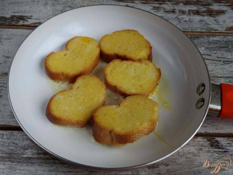 Фото приготовление рецепта: Сладкие гренки с клубничным соусом шаг №3