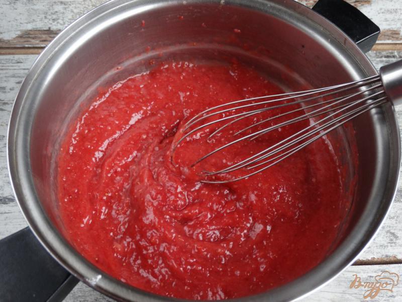 Фото приготовление рецепта: Сладкие гренки с клубничным соусом шаг №8
