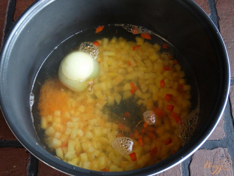 Фото приготовление рецепта: Суп с говяжьими фрикадельками в мультиварке шаг №3