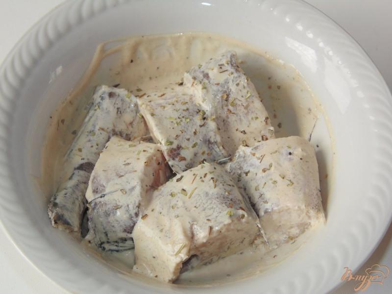Фото приготовление рецепта: Хек в маринаде из сметаны с соевым соусом шаг №3