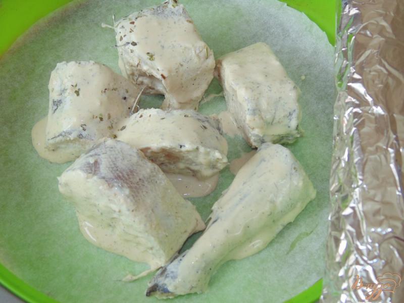 Фото приготовление рецепта: Хек в маринаде из сметаны с соевым соусом шаг №4