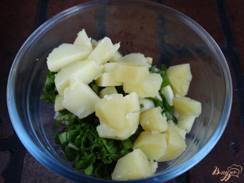 Фото приготовление рецепта: Салат с щавелем, гренками, яйцом и картофелем шаг №5