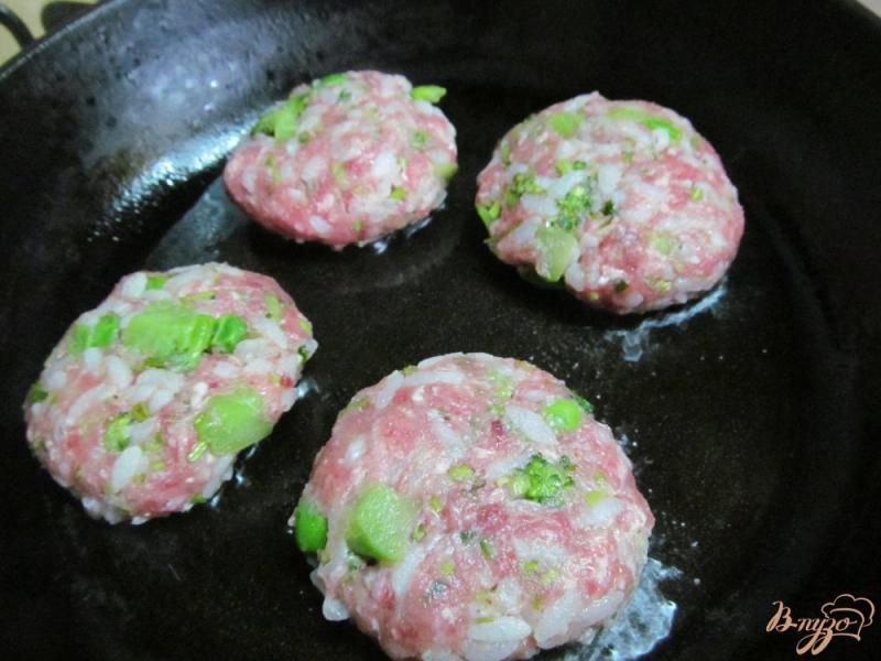 Фото приготовление рецепта: Тефтели из говядины с горошком и брокколи шаг №3