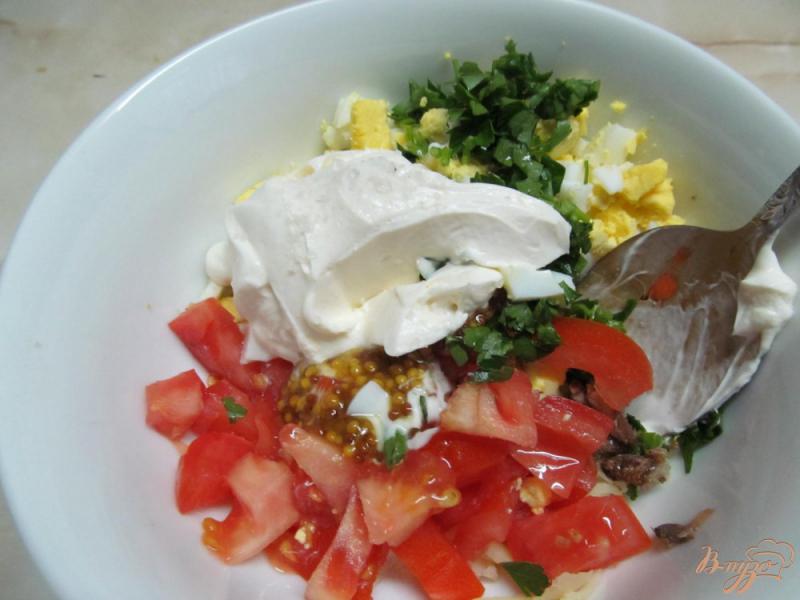 Фото приготовление рецепта: Салат со шпротами и помидором шаг №3