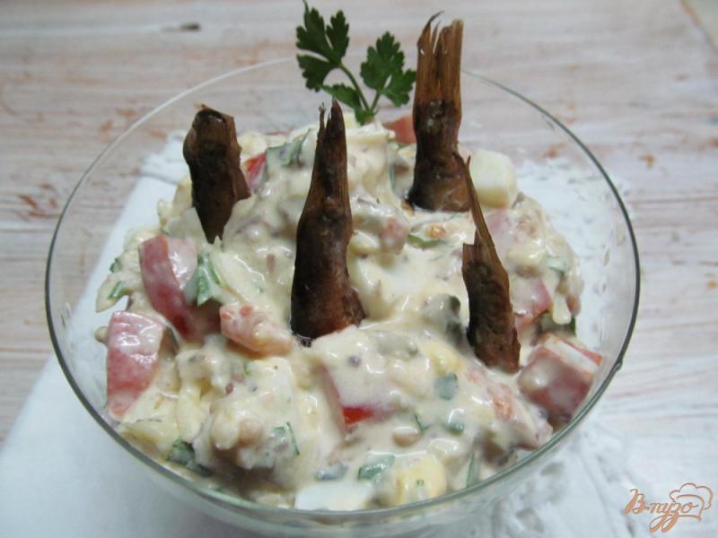 Фото приготовление рецепта: Салат со шпротами и помидором шаг №4