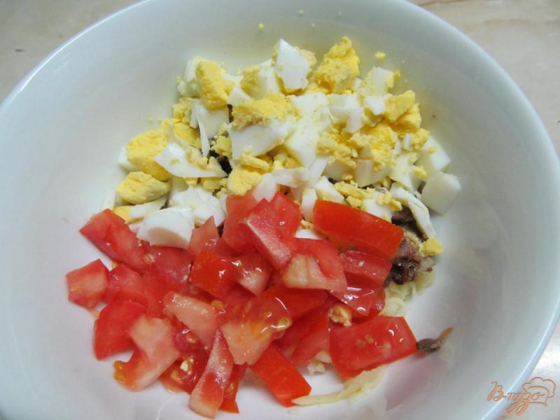Фото приготовление рецепта: Салат со шпротами и помидором шаг №2
