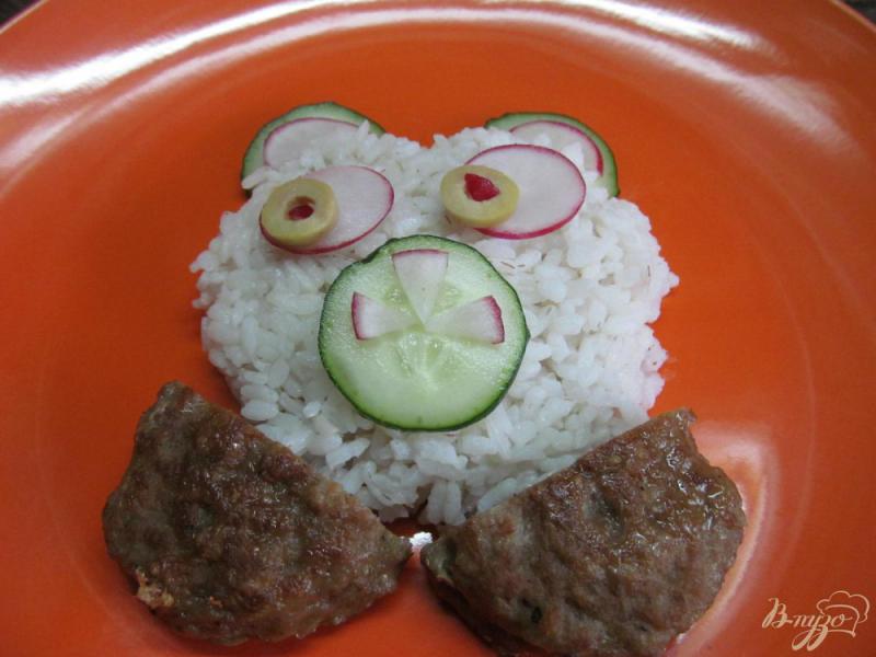 Фото приготовление рецепта: Блюдо для детей из риса с котлетой шаг №5