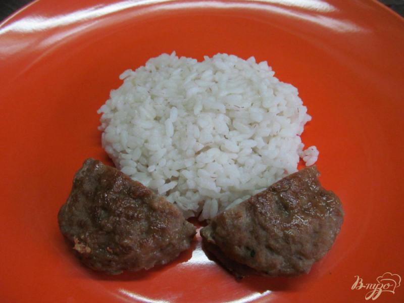 Фото приготовление рецепта: Блюдо для детей из риса с котлетой шаг №4