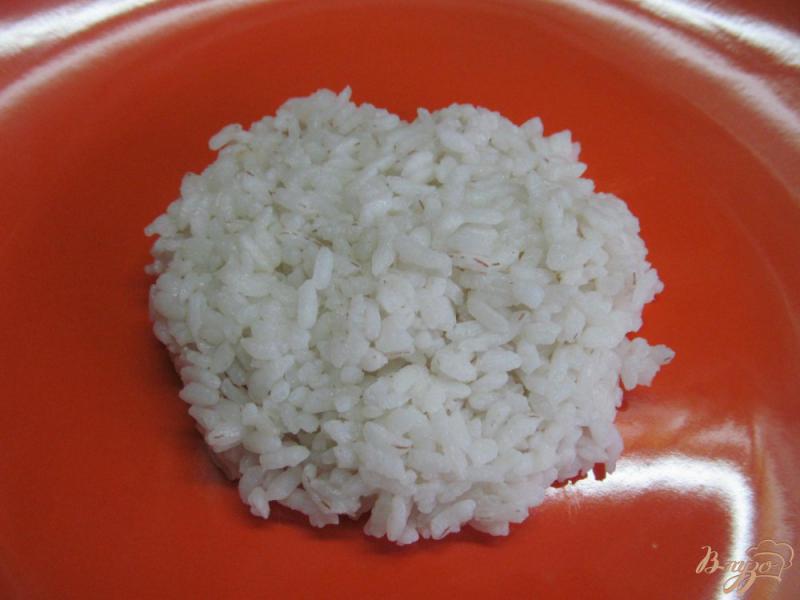 Фото приготовление рецепта: Блюдо для детей из риса с котлетой шаг №3