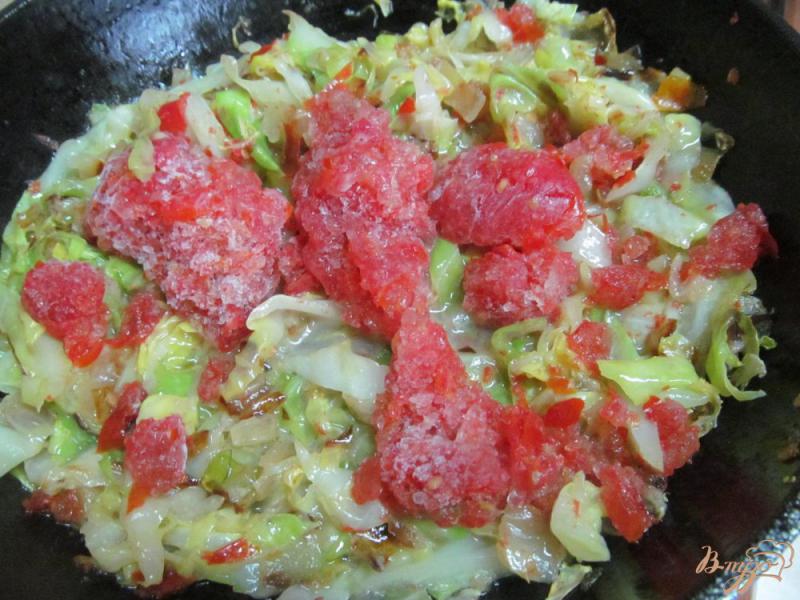 Фото приготовление рецепта: Жареная капуста с отварным мясом курицы шаг №3
